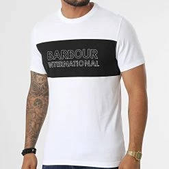 Offres 🛒 Tee 👚 Shirt Panel Logo MTS0643 Blanc Noir de Barbour International 🛒