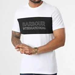 Offres 🛒 Tee 👚 Shirt Panel Logo MTS0643 Blanc Noir de Barbour International 🛒 -Skr Soldes barbour international 333315 MTS0643 WH51 20220819T140903 03