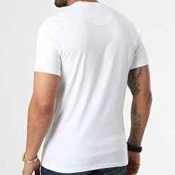 Offres 🛒 Tee 👚 Shirt Panel Logo MTS0643 Blanc Noir de Barbour International 🛒 -Skr Soldes barbour international 333315 MTS0643 WH51 20220819T140905 04
